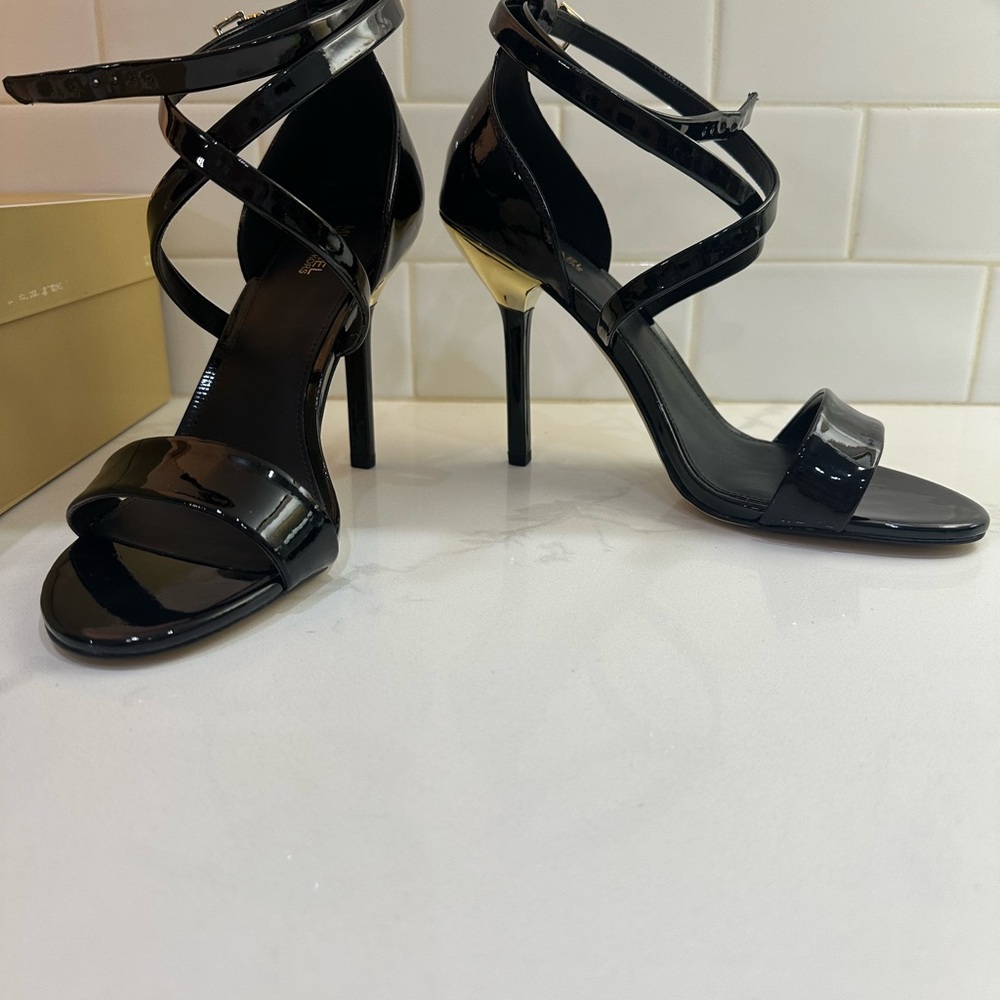 NEW IN BOX Michael Kors Astrid Sandal Black Patent Heels with Gold Accent size 8